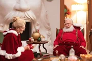 L-R: Carol Calvin (Elizabeth Mitchell), Santa Claus (Tim Allen) L-R: Carol Calvin (Elizabeth Mitchell), Santa Claus (Tim Allen)
