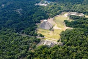Die Azteken tendierten dazu, ihren Haupttempel von Osten nach Westen auszurichten. Insbesondere bei Tenochtitlans Gro&szlig;em Tempel sind die beiden Schreine so positioniert, dass zur Sonnenwende die Sonne direkt zwischen ihnen aufgeht.