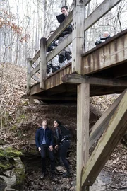 Angus MacGyver (Lucas Till, unten l.), Riley Davis (Tristin Mays, unten r.)