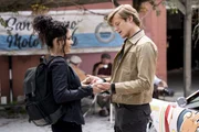 Riley Davis (Tristin Mays, l.) und Angus MacGyver (Lucas Till, r.)