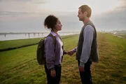 Ein intimer Moment auf dem Deich: Finden Kim Erveling (Veronique Coubard) und Tom Nitschke (Adrian Julius Tillmann) wieder zueinander?