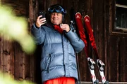 Nachdem der Ski-Ausflug ins Wasser gefallen ist, macht Hubert (Bernhard Ulrich) Fake-Fotos an der Waldh&uuml;tte f&uuml;r seinen Handy-Status.