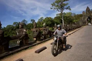 Josh Gates f&auml;hrt mit dem Motorrad durch Koh Ker in Kambodscha