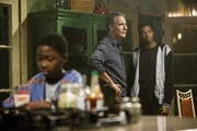 Nachdem Dannys (Christopher Meyer, r.) Pflegemutter und CJ (Dani Dare, l.) Ziel einer t&ouml;dlichen Fahrerflucht wurden, beginnt Pride (Scott Bakula, M.) und sein Team mit den Ermittlungen, um den T&auml;ter schnellstm&ouml;glich zu fassen ...