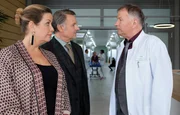 F&uuml;r Dr. Roland Heilmann (Thomas R&uuml;hmann, re.) steht der Patient immer &uuml;ber der Wirtschaftlichkeit einer Klinik. Andere Klinikleiter wie Prof. Dr. Falckenstein (Klaus Christian Schreiber, 2.v.li.) haben den Fokus auf den Finanzen und da kippt der ein oder andere Patient eben mal hinten &uuml;ber. So sehr sich Sarah Marquardt (Alexa Maria Surholt, li.) w&uuml;nscht, dass Roland diesen Fakt bei der angestrebten Kooperation mit Falckensteins Klinik au&szlig;en vorl&auml;sst, so sehr wei&szlig; sie es bei Roland besser.