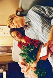 Sandra (Rebecca Immanuel, l.) und Patricia (Barbara Demmer, r.) sind fasziniert von Alexanders Liebesgedichten ...