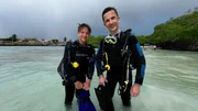 Auf der Insel Aruba begleitet "PUR+"-Moderator Eric Mayer (r.) den 14jährigen Pepijn (l.) bei seinen Tauchgängen. Der Jugendliche arbeitet bei einer Hilfsaktion für Korallen mit: Gemeinsam mit Freunden pflegt er kleine Korallenstücke in Zuchtstationen unter Wasser und hilft den Korallen so beim Überleben.