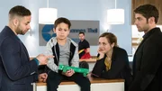 Matteo (Mike Adler, l.) und Niklas (Roy Peter Link, r.) raten, was für ein Tier Sami (Maarmar Abbou, 2.v.l.) gebastelt hat. Es ist ein Chamäleon, das Lieblingstier seiner Mama ... (mit Sarina Radomski, 2.v.r.). Matteo (Mike Adler, l.) und Niklas (Roy Peter Link, r.) raten, was für ein Tier Sami (Maarmar Abbou, 2.v.l.) gebastelt hat. Es ist ein Chamäleon, das Lieblingstier seiner Mama ... (mit Sarina Radomski, 2.v.r.).