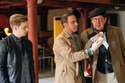Jonas Wolter (Jan Niklas Berg, links) und Paul Kleinert (Felix Eitner, Mitte) haben in der Glasbl&auml;serei ein Medikament gefunden, laut Dr. M&uuml;nster (J&ouml;rg Gudzuhn) ein Herzmittel.