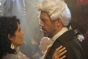 Typisch House (Hugh Laurie, r.): Bei einer 80er-Jahre-Party erscheint er als Mozart. Trotz alberner Kostümierung kommt er der als Jane Fonda verkleideten Cuddy (Lisa Edelstein, l.) näher ...