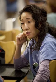 Versucht vergeblich mit Erica Hahn zusammenarbeiten zu dürfen: Cristina (Sandra Oh) ...