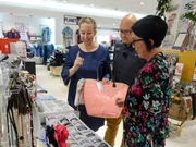 Alice zusammen mit Shoppingbegleitung Andreas.