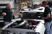 W&auml;hrend alle anderen 405-Rennfahrer hektisch ihre Autos testen, arbeiten Chuck und Chris in aller Ruhe an der Todesfalle.