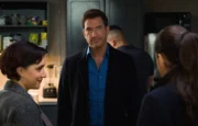 Special Agent Hana Gibson (Keisha Castle-Hughes, l.); Supervisory Special Agent Remy Scott (Dylan McDermott, Mitte)