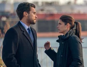 Nestor Vertiz (Josh Segarra, l.); Special Agent Maggie Bell (Missy Peregrym, r.) Nestor Vertiz (Josh Segarra, l.); Special Agent Maggie Bell (Missy Peregrym, r.)