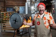 Sebastian Lege deckt die Tricks der Lebensmittelindustrie auf. Er zeigt, wie Leberkäse, Multivitamingetränke oder Senf günstig hergestellt werden. Sebastian Lege deckt die Tricks der Lebensmittelindustrie auf. Er zeigt, wie Leberkäse, Multivitamingetränke oder Senf günstig hergestellt werden.