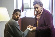 Nachdem Danny (Christopher Meyer, l.) und sein Bruder CJ nach dem Tod ihrer Pflegemutter getrennt wurden, verletzt sich Danny bei einem Wutausbruch. Wade (CCH Pounder, r.) k&uuml;mmert sich um ihn ...