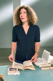 Die französische Historikerin Claire Zalc erklärt, wie Menschen zur Verfolgung und Vernichtung bestimmt wurden, aber auch, wie die Verfolgten das Bewusstsein für diese unrechtmäßige Stigmatisierung weitergaben. Die französische Historikerin Claire Zalc erklärt, wie Menschen zur Verfolgung und Vernichtung bestimmt wurden, aber auch, wie die Verfolgten das Bewusstsein für diese unrechtmäßige Stigmatisierung weitergaben.