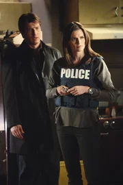 So langsam aber sicher wei&szlig; Kate Beckett (Stana Katic, r.) nicht mehr, ob sie Richard Castle (Nathan Fillion, l.) glauben soll, dass er mit den Morden nichts zu tun hat ...