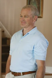 Auf der Überraschungsparty zu Mrs. McCluskeys 70. Geburtstag ergeben sich zahlreiche Überraschungen, die nicht alle Bewohner der Wisteria Lane zufrieden zurücklassen. Lediglich für Dave (Neal McDonough) läuft alles nach Plan ... Auf der Überraschungsparty zu Mrs. McCluskeys 70. Geburtstag ergeben sich zahlreiche Überraschungen, die nicht alle Bewohner der Wisteria Lane zufrieden zurücklassen. Lediglich für Dave (Neal McDonough) läuft alles nach Plan ...