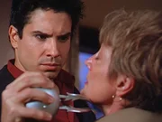 Tom Peters (Marco Sanchez, l.) soll als Beweis seiner D&auml;monentauglichkeit seine Mutter (Shirley Prestia, r.) t&ouml;ten ...