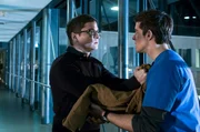 Elias (Stefan Ruppe, l.) glaubt, Ben (Philipp Danne, r.) habe nur seine Schicht &uuml;bernommen, damit er die Herz-OP f&uuml;r seinen Katalog bekommt ...