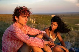 Bones and All Blick in die Ferne: Timoth&eacute;e Chalamet als Lee, Taylor Russell als Maren  Copyright: SRF/2025 METRO-GOLDWYN-MAYER PICTURES INC