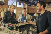 "Soko Donau", "Gottes innerer Schweinehund." Als die Cops gerade am Tatort eine &uuml;bel zugerichtete Frauenleiche untersuchen, wird Helmuth von einem Espresso am Mexikoplatz angerufen: Der Pfarrer der dortigen Kirche h&auml;tte sich gerade mit mehreren Schn&auml;psen abgef&uuml;llt und stammle von einem Mord, den er h&auml;tte verhindern k&ouml;nnen. Wieder ern&uuml;chtert ist der Geistliche kein wirklich gutes Gegen&uuml;ber f&uuml;r unsere Ermittler: Das Beichtgeheimnis verbietet ihm zu erz&auml;hlen, was er wei&szlig;. Doch Helmuth bleibt ihm hartn&auml;ckig auf den Fersen, denn vielleicht zieht es den Serienm&ouml;rder doch wieder in den Beichtstuhl. Im Bild (v.li.): Stefan J&uuml;rgens (Carl Ribarski), Gregor Seberg (Helmuth Nowak), Roland Silbernagl (Alfi).