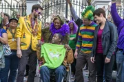 Sebastian (Rob Kerkovich, l.), Patton (Daryl Mitchell, vorne), Wade (CCH Pounder, 2.v.l.), Brody (Zoe McLellan, r.) und Lasalle (Lucas Black, 2.v.r.) können nach getaner Arbeit selbst noch etwas feiern ... Sebastian (Rob Kerkovich, l.), Patton (Daryl Mitchell, vorne), Wade (CCH Pounder, 2.v.l.), Brody (Zoe McLellan, r.) und Lasalle (Lucas Black, 2.v.r.) können nach getaner Arbeit selbst noch etwas feiern ...
