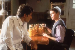 Der Polizist John Book (Harrison Ford) verliebt sich in die Mutter seines einzigen Zeugen, die Amish-Witwe Rachel (Kelly McGillis).