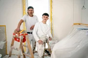 Sie sind Azubis und sie lieben ihren Job. Was wird sie diesmal auf den Baustellen erwarten? Oft wachsen die Auszubildenden &uuml;ber sich hinaus, manchmal geht auch alles schief. Zum Gl&uuml;ck sind ihre Ausbilder, die Meister und Gesellen, eng an ihrer Seite. Und auch ihre Freunde und alle Familienmitglieder fiebern mit. - Malerazubi Michael und Ausbilder Klaus (l)