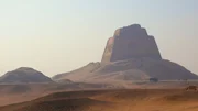 Zwei Pyramiden in einer: Von der äußeren glatten Verkleidung ist kaum etwas übrig. Dennoch gilt Meidum als echte Pyramide. Zwei Pyramiden in einer: Von der äußeren glatten Verkleidung ist kaum etwas übrig. Dennoch gilt Meidum als echte Pyramide.