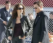 Melina Kanakaredes (Det Stella Bonasera) et Gary Sinise (Det. Mac Taylor) Melina Kanakaredes (Det Stella Bonasera) et Gary Sinise (Det. Mac Taylor)