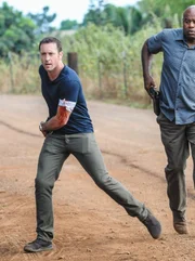 Während Kono weiter nach Adam sucht, müssen Steve (Alex O'Loughlin, l.) und Lou Grover (Chi McBride, r.) einen Computer-Hacker stoppen ...