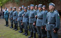 Das Reservepolizei-Bataillons 101 tritt zum Appell an. Einen Befehlsnotstand gab es nicht, trotzdem verweigert nur ein knappes Dutzend von etwa 500 M&auml;nnern den Schie&szlig;befehl.