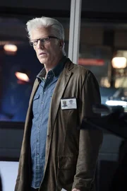 D.B. Russell (Ted Danson) glaubt trotz der Grinsekatz'-Maske nicht an eine Mitt&auml;terschaft des ermordeten Goldh&auml;ndlers.