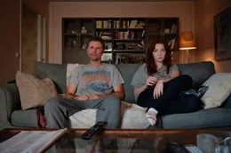 Seit dem Tod der Mutter ist das Verh&auml;ltnis zwischen Joanna (Nikki Hanseblad) und ihrem Vater (Shanti Roney) enorm schwierig.