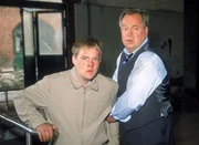 Kehler (Wolfgang Bathke, re.) und Tim (Oliver Bröker), die von Holzer als Geiseln genommen wurden, werden von Kommissar Bonhoff entdeckt.