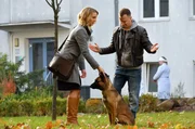 Die blinde Anw&auml;ltin Romy Heiland (Christina Athenst&auml;dt, l.) versucht ihre Angst vor dem Hund Dexter zu &uuml;berwinden. Unterst&uuml;tzt wird sie dabei von Ringo Holl&auml;nder (Tim Kalkhof, re).