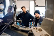Sie sind Azubis und sie lieben ihren Job. Was wird sie diesmal auf den Baustellen erwarten? Oft wachsen die Auszubildenden &uuml;ber sich hinaus, manchmal geht auch alles schief. Zum Gl&uuml;ck sind ihre Ausbilder, die Meister und Gesellen, eng an ihrer Seite. Und auch ihre Freunde und alle Familienmitglieder fiebern mit. - Kfz-Meisterbetrieb Urban, v.l.n.r.: Azubi Ramazan und Ausbilder Marco