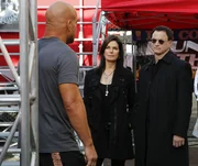 (v.l.): Derek Petrov (Tito Otiz), Det. Jo Danhill (Sela Ward) und Det. Mac Taylor (Gary Sinise)