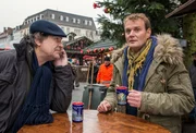 Horst Jordan und Jens Stellbrink auf dem Weihnachtsmarkt – v.l. Hartmut Volle und Devid Striesow. Horst Jordan und Jens Stellbrink auf dem Weihnachtsmarkt – v.l. Hartmut Volle und Devid Striesow.