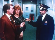 Zur Überraschung von Jennifer (Stefanie Powers, M.) und Jonathan (Robert Wagner, l.) stellt sich der Schaffner des Zuges (Ron Glass, r.) als Justizbeamter heraus.