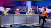 Zu Gast bei Moderatorin Sandra Maischberger (r.): v.l.n.r. Vince Ebert (Physiker und Kabarettist), Ulrike Herrmann (Wirtschaftskorrespondentin der taz) und Theo Koll (langjähriger Leiter des ZDF-Hauptstadtstudios).