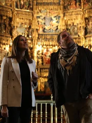 Josh Gates besucht die Kirche von San Salvador und trifft sich mit der Journalistin Oalalla Pena, um &uuml;ber das Verm&auml;chtnis von Pelayo f&uuml;r Asturien und Spanien zu sprechen.