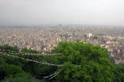 Kathmandu, die Hauptstadt Nepals, liegt in einem Tal inmitten des Himalaya-Gebirges.