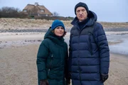Was ragt denn da aus dem Watt? Bei einem winterlichen Spaziergang entdecken Tabea Krawinkel (Victoria Trauttmansdorff, l.) und Carl Sievers (Peter Heinrich Brix, r.) etwas Ungewöhnliches im Watt. Ist das eine Hand? Was ragt denn da aus dem Watt? Bei einem winterlichen Spaziergang entdecken Tabea Krawinkel (Victoria Trauttmansdorff, l.) und Carl Sievers (Peter Heinrich Brix, r.) etwas Ungewöhnliches im Watt. Ist das eine Hand?