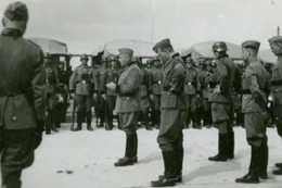 Am 13. Juli 1942 erreicht das Reservepolizei-Bataillon 101 ihren ersten Einsatzort in J&oacute;zef&oacute;w, Polen.  Major Wilhem Trapp versammelt die M&auml;nner am fr&uuml;hen Morgen zum Appell.