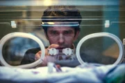 This Is Going to Hurt; Staffel 1, Folge 2; Ben Whishaw als Adam Kay