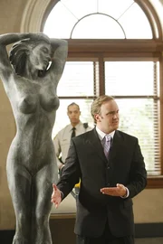 Staranwalt Harrison Powell (Jay Mohr, vorne) versucht mit allen Mitteln für den von Monk überführten Mörder, den Bildhauer Evan Gildae, einen Freispruch zu erwirken. Staranwalt Harrison Powell (Jay Mohr, vorne) versucht mit allen Mitteln für den von Monk überführten Mörder, den Bildhauer Evan Gildae, einen Freispruch zu erwirken.